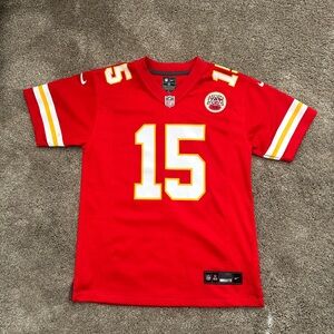 Nike Youth Medium Patrick Mahomes #15 Kansas City Chiefs Red Football Jersey